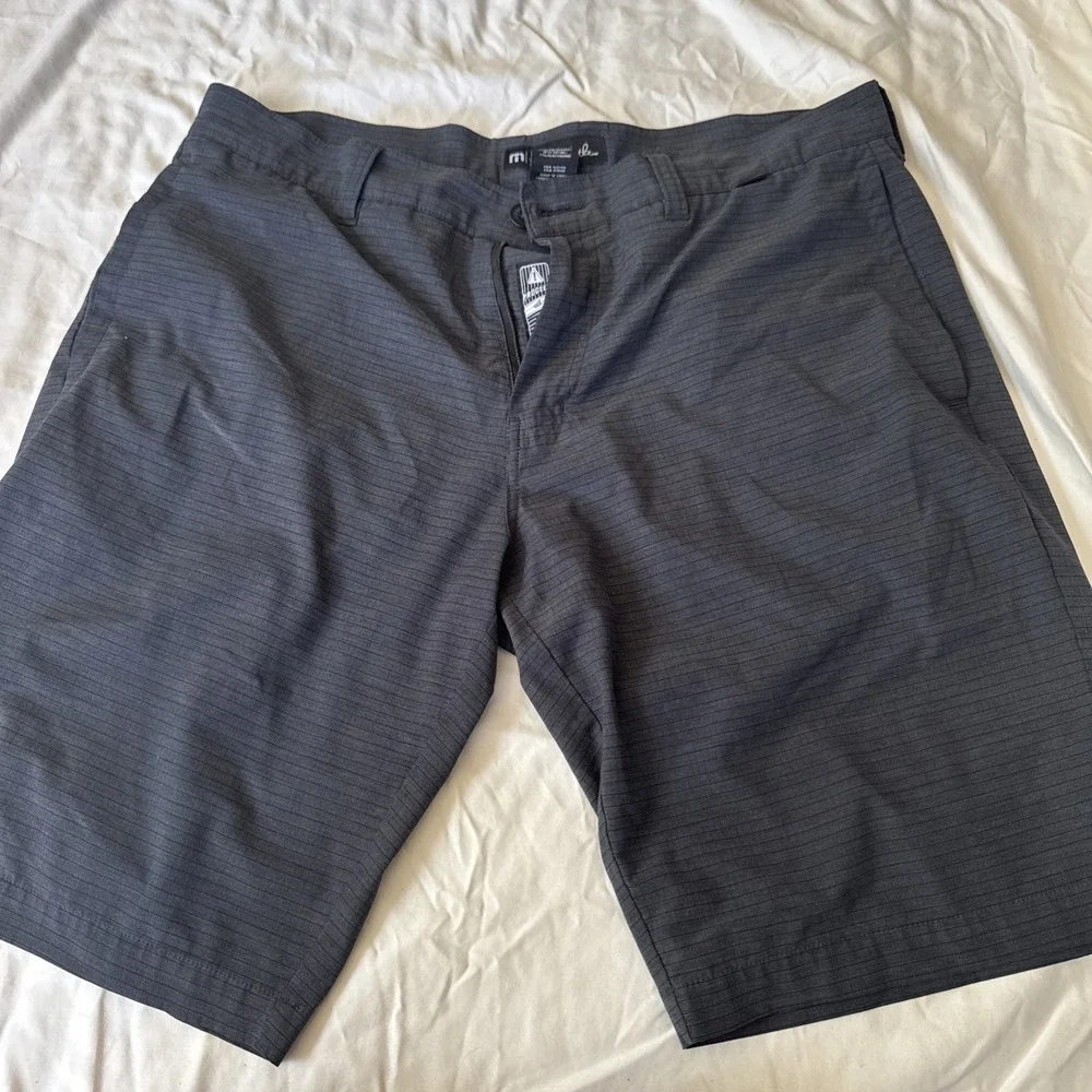 Travis Mathew Men's Golf Shorts Black Stripe 36 Flat‎ Front Polyester Stretch